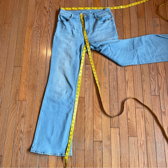 Old Navy High-Rise Wow Flare Light Wash Jeans - 8 - Picture 4 of 4